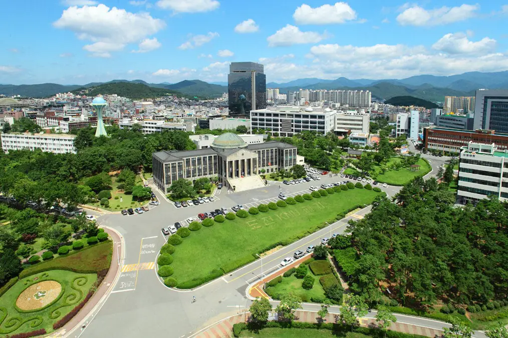 Foto de 경북대학교 vía Wikimedia Creative Commons