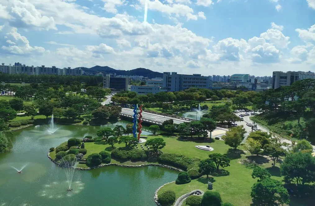 Una vista desde un dron de un lago en el campus de KAIST en Corea.