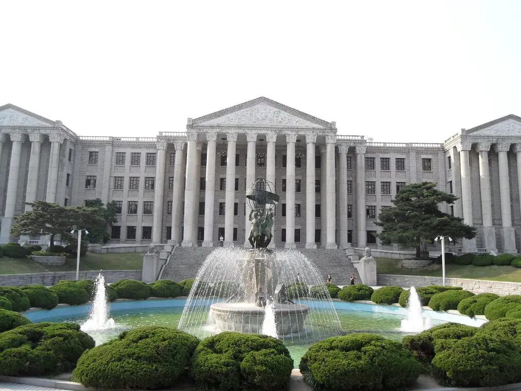 Una fuente frente a un edificio de la Universidad Kyung Hee.