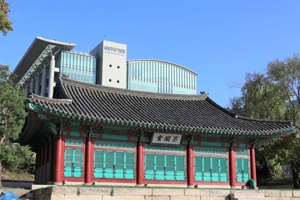 Un edificio histórico en el campus de SKKU en Corea.