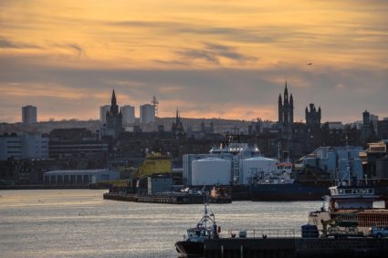 Una vista del puerto y del paisaje urbano de Aberdeen.