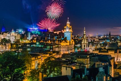 Un espectáculo de fuegos artificiales en Edimburgo