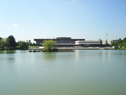 La École Polytechnique del Instituto Politécnico de París detrás de un lago