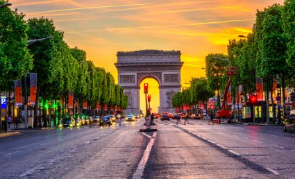 Arco de Triunfo en París durante la puesta de sol