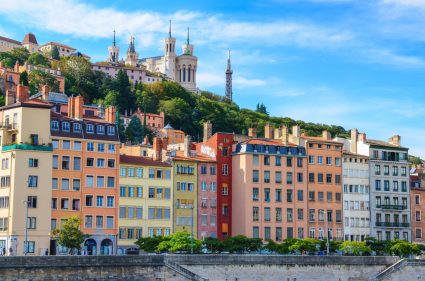 La ciudad de Lyon con el río Saone y casas coloridas.
