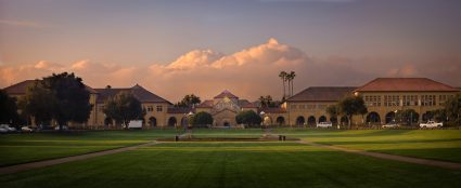 Campus de la Universidad de Stanford al atardecer