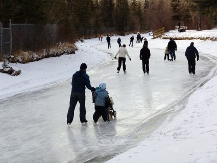 Gente patinando sobre un arroyo congelado en Calgary