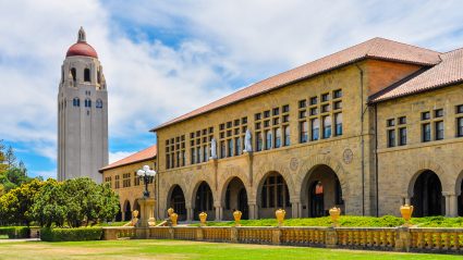 La Torre Hoover en el campus de la Universidad de Stanford