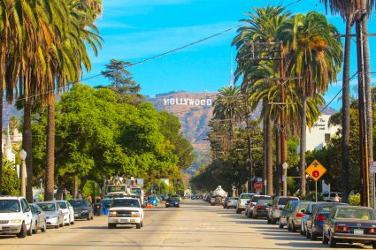 Una calle de Los Ángeles con el cartel de Hollywood al fondo.