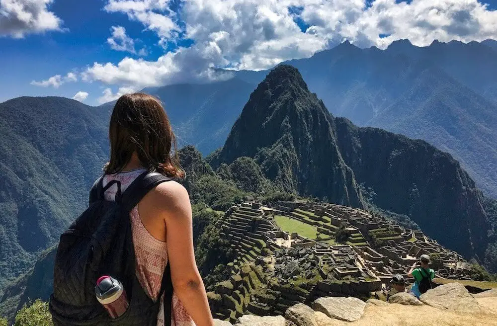 Persona que visita Machu Picchu.