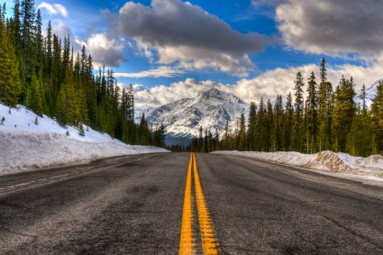 Un camino y montañas en Canadá.